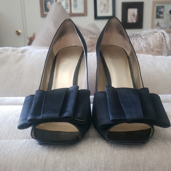 Beautiful Tuxedo Bow Style 4 inch Black Satin Nine West Pump - Picture 6 of 6